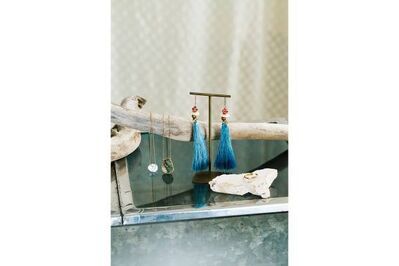 タッセルの藍染も一つひとつ手作業伊良部島を拠点に自然素材を活かしたものづくりを続ける〈ORSA〉のアクセサリー。宮古上布に由来のある麻の一種・苧麻（ちょま）素材を使ったタッセルピアスが人気。