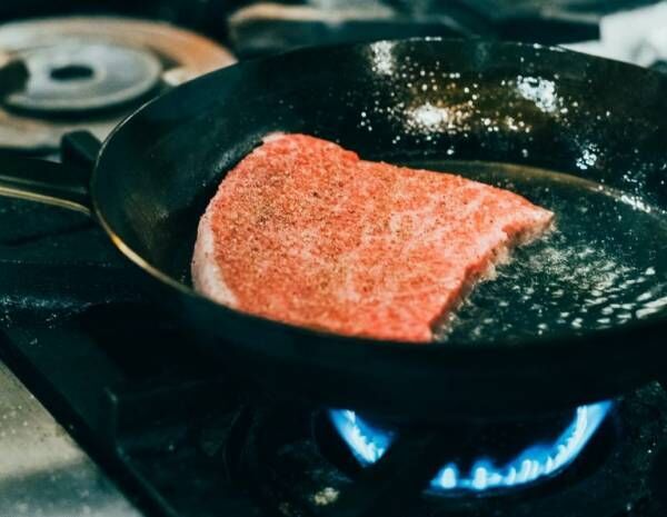 自宅で試して！〈マルディ グラ〉オーナーシェフ・和知徹さんに学ぶ『失敗しないステーキの焼き方』。