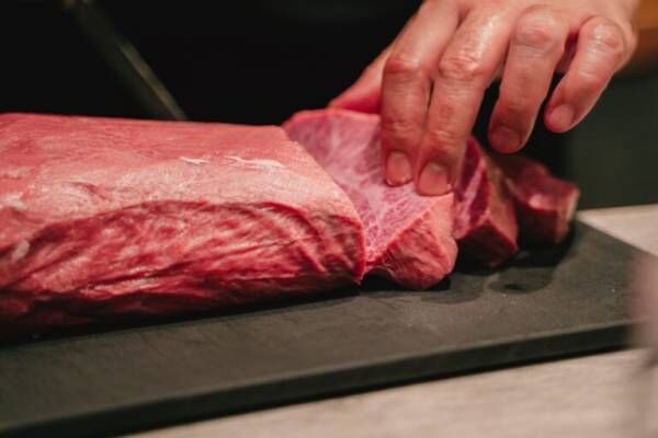 五感で楽しむ熟成肉。西麻布の体験型レストラン〈FIRE WOOD TOKYO〉がグランドオープン！