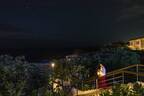 沖縄の冬の海を照らす光のカフェでロマンチックな聖夜を。