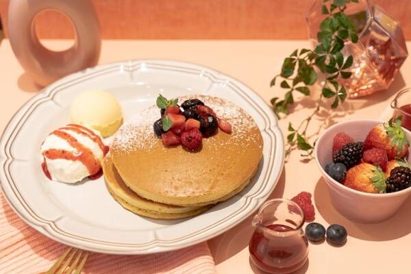 珈琲館 の春限定 4種のベリーを使ったホットケーキとフローズンドリンク 22年2月26日 ウーマンエキサイト 1 3