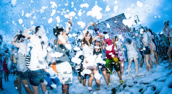 泡まみれになって走るランイベント「バブルラン」が日本初開催へ！