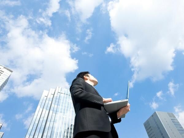 Businessman who looks up at the sky