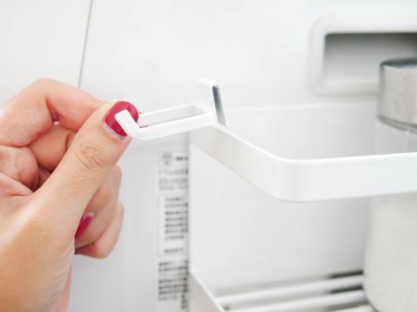 給水ホースがスッキリ収まる！洗濯機横マグネットラック[PR]