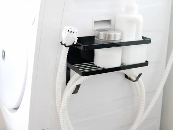 給水ホースがスッキリ収まる！洗濯機横マグネットラック[PR]