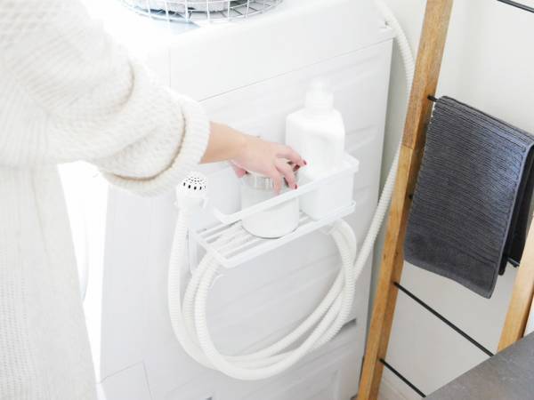 給水ホースがスッキリ収まる！洗濯機横マグネットラック[PR]