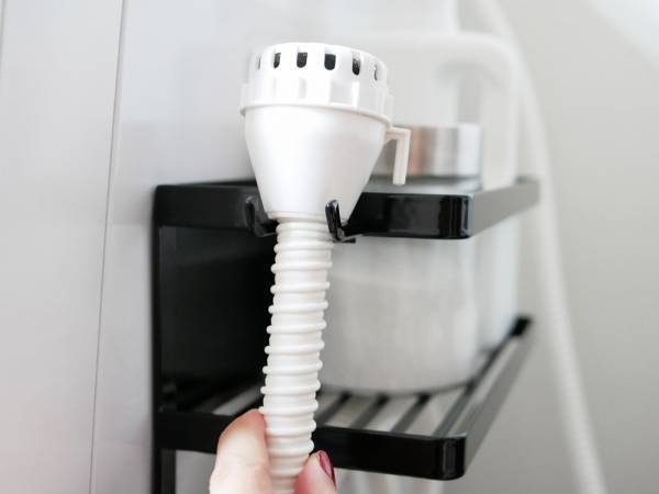 給水ホースがスッキリ収まる！洗濯機横マグネットラック[PR]