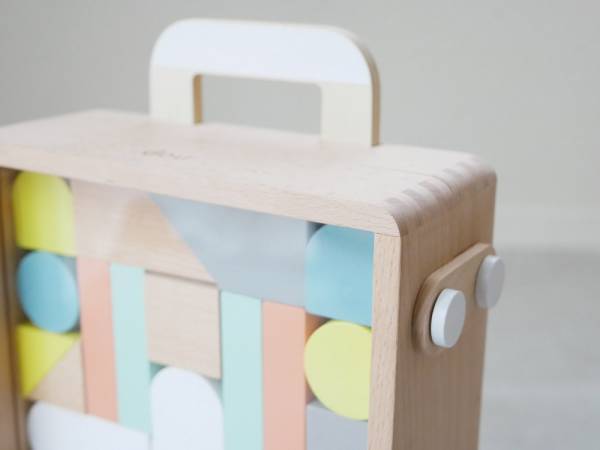 小さなキャリーケースに入ったカラフルな積み木「carry me」[PR]