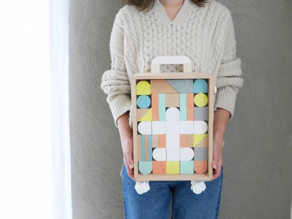小さなキャリーケースに入ったカラフルな積み木「carry me」[PR]