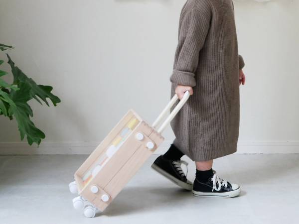 小さなキャリーケースに入ったカラフルな積み木「carry me」[PR]