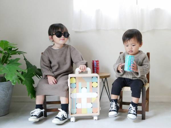 小さなキャリーケースに入ったカラフルな積み木「carry me」[PR]
