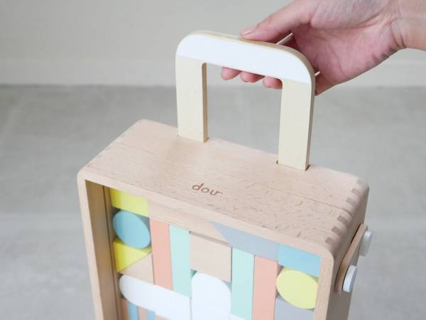 小さなキャリーケースに入ったカラフルな積み木「carry me」[PR]