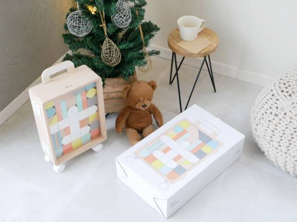 小さなキャリーケースに入ったカラフルな積み木「carry me」[PR]