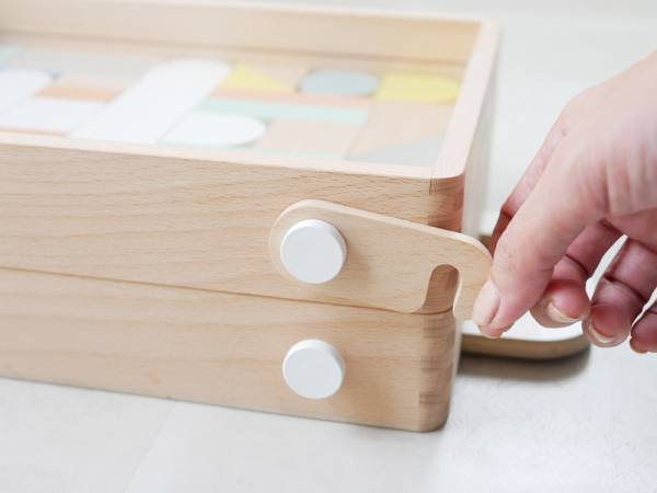 小さなキャリーケースに入ったカラフルな積み木「carry me」[PR]