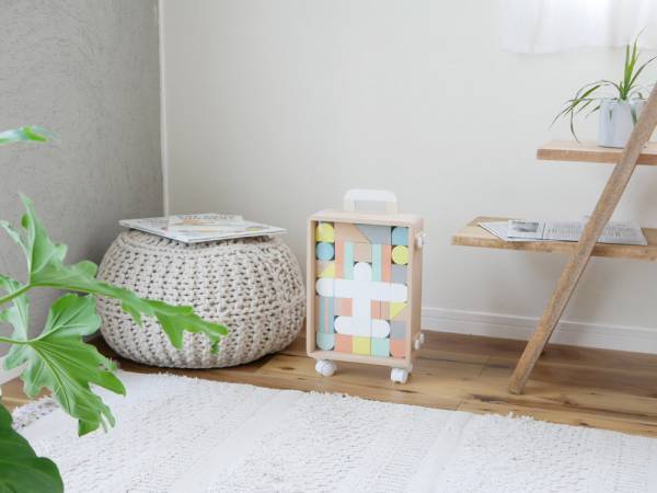 小さなキャリーケースに入ったカラフルな積み木「carry me」[PR]