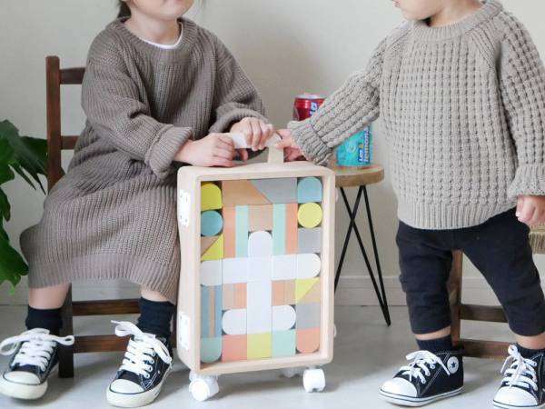小さなキャリーケースに入ったカラフルな積み木「carry me」[PR]