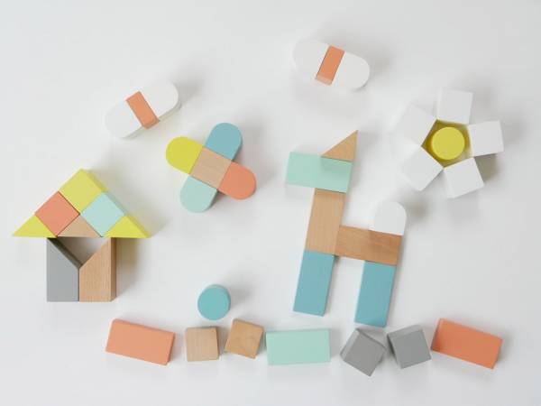 小さなキャリーケースに入ったカラフルな積み木「carry me」[PR]