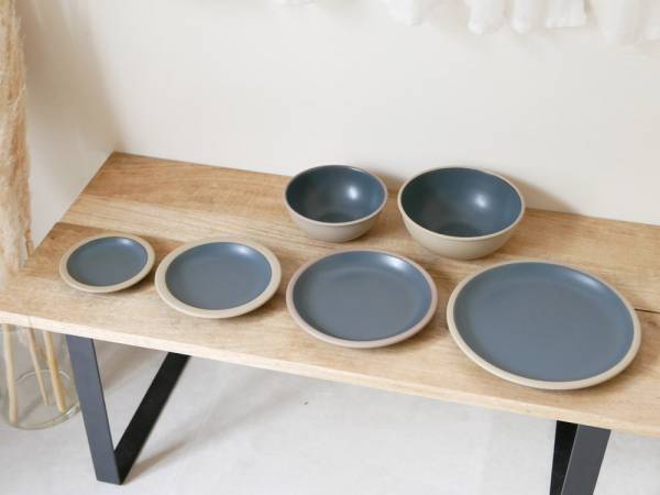 土の風合いを感じられるシンプルな器[PR]