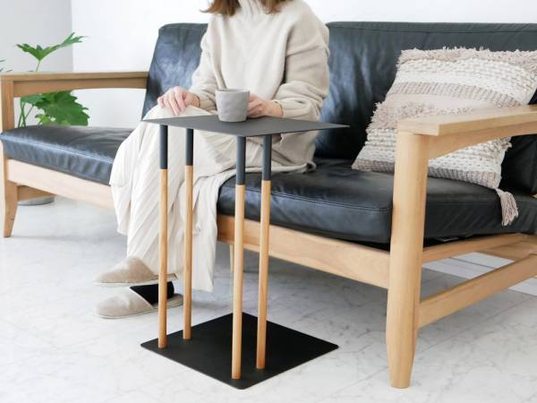 好みの位置に差し込めるスタイリッシュなサイドテーブル[PR]