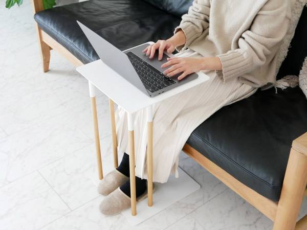 好みの位置に差し込めるスタイリッシュなサイドテーブル[PR]