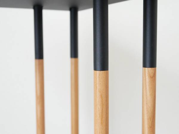 好みの位置に差し込めるスタイリッシュなサイドテーブル[PR]