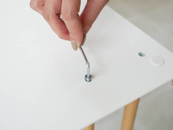 好みの位置に差し込めるスタイリッシュなサイドテーブル[PR]