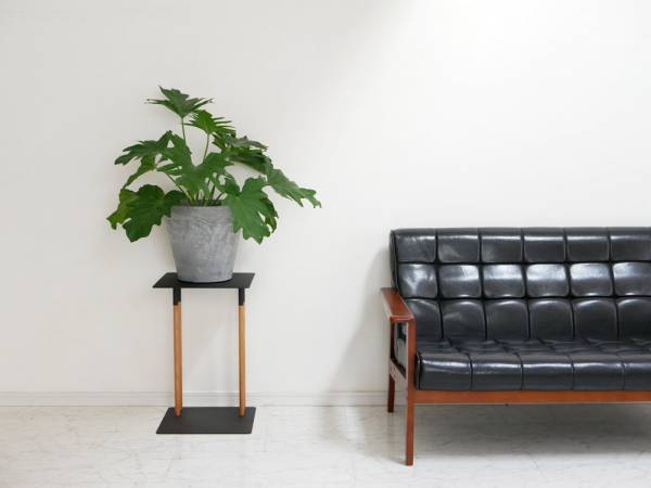 好みの位置に差し込めるスタイリッシュなサイドテーブル[PR]