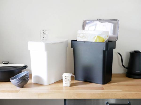 袋ごと保存できるスタイリッシュな米びつ[PR]