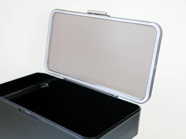 袋ごと保存できるスタイリッシュな米びつ[PR]