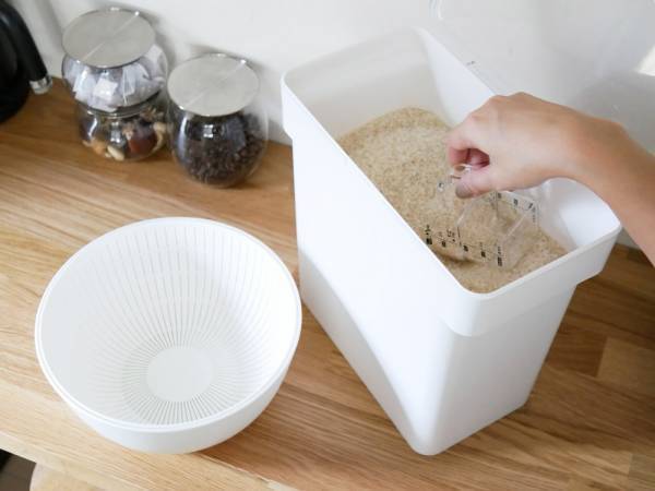 袋ごと保存できるスタイリッシュな米びつ[PR]