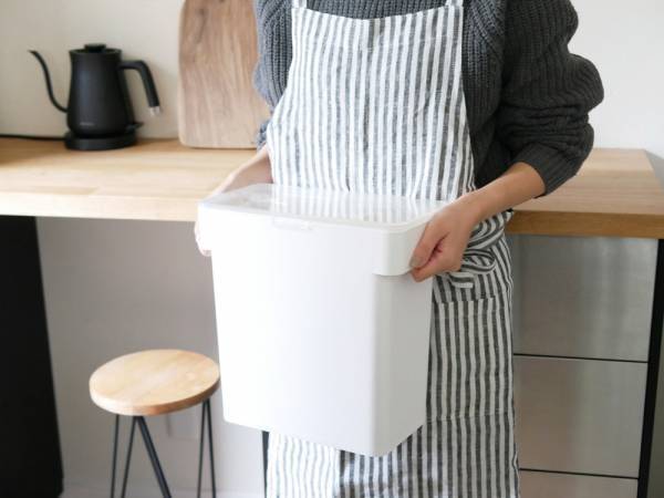 袋ごと保存できるスタイリッシュな米びつ[PR]