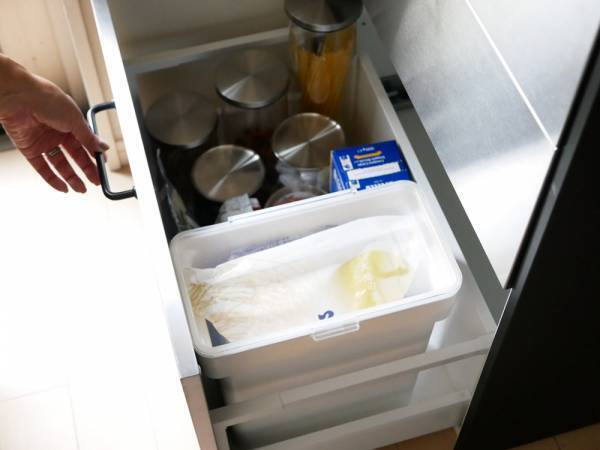 袋ごと保存できるスタイリッシュな米びつ[PR]