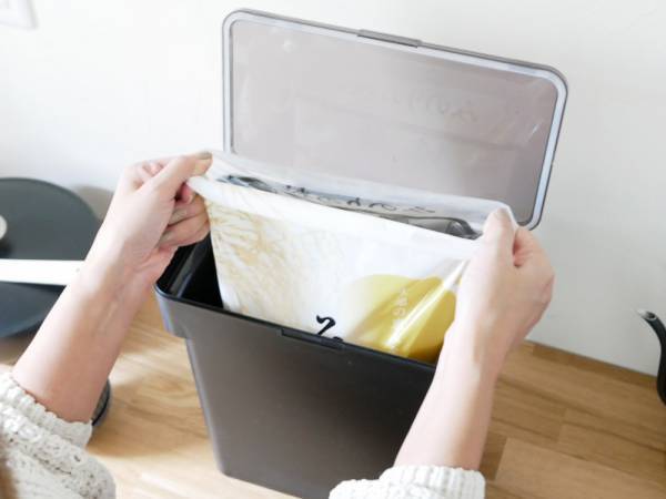 袋ごと保存できるスタイリッシュな米びつ[PR]