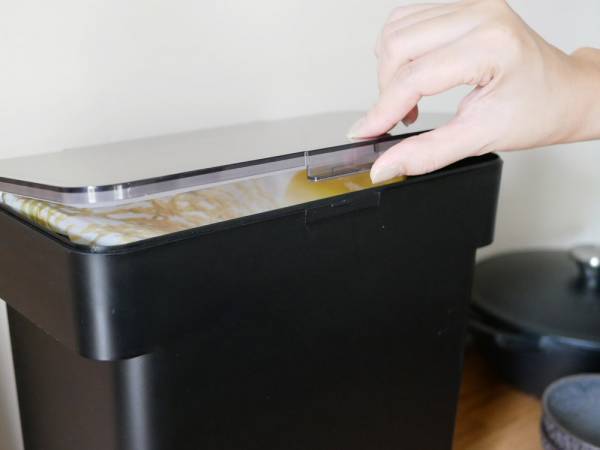 袋ごと保存できるスタイリッシュな米びつ[PR]