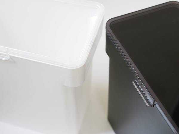 袋ごと保存できるスタイリッシュな米びつ[PR]