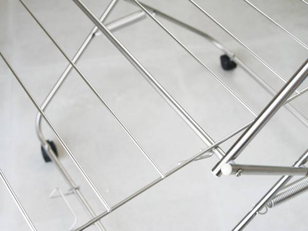 洗濯物を効率的に干すことができるコンパクトなタワー型室内物干し[PR]