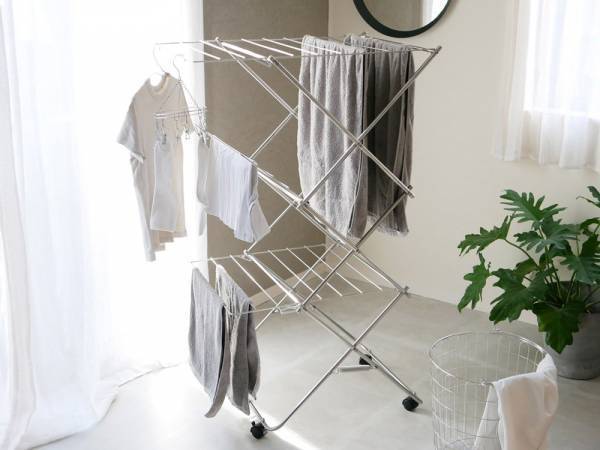 洗濯物を効率的に干すことができるコンパクトなタワー型室内物干し[PR]