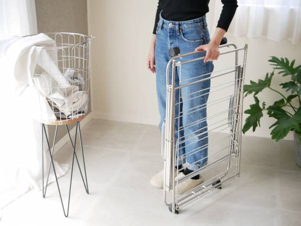 洗濯物を効率的に干すことができるコンパクトなタワー型室内物干し[PR]