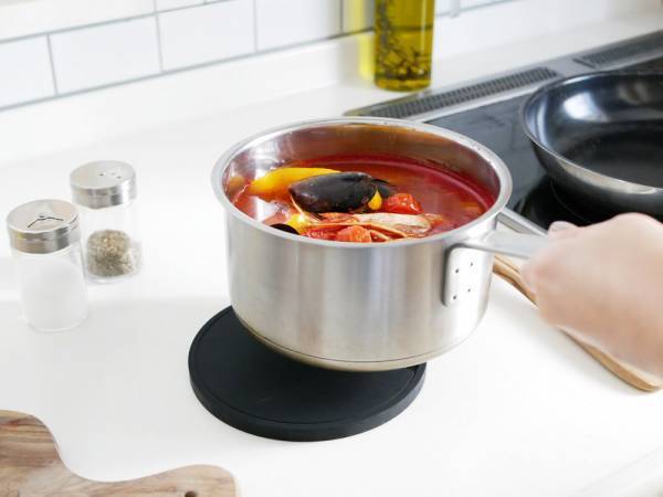 嬉しい機能を備えたシリコン鍋敷き[PR]