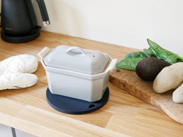 嬉しい機能を備えたシリコン鍋敷き[PR]