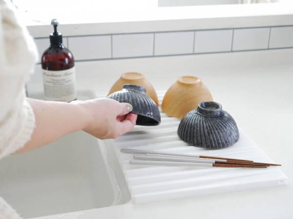 折り畳めるシリコン水切りトレー[PR]