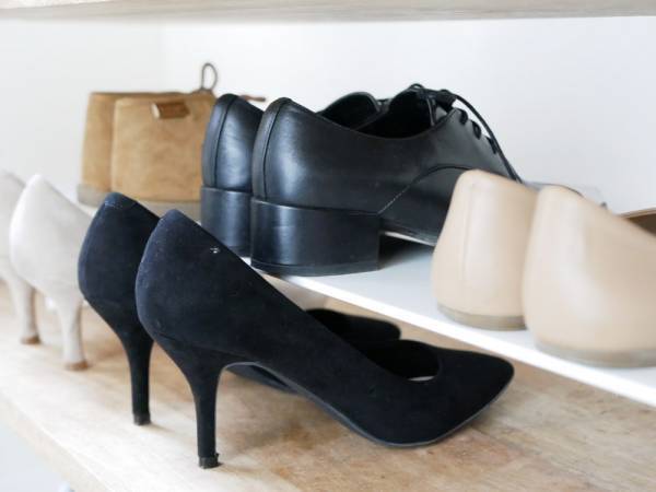 下駄箱の中の収納力を倍にする伸縮シューズラック[PR]