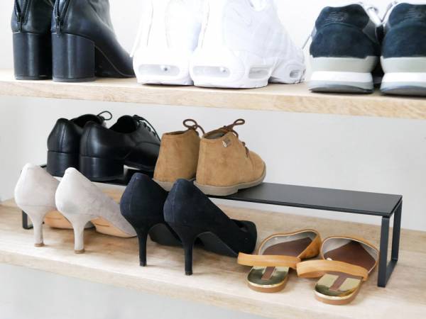 下駄箱の中の収納力を倍にする伸縮シューズラック[PR]