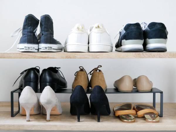 下駄箱の中の収納力を倍にする伸縮シューズラック[PR]