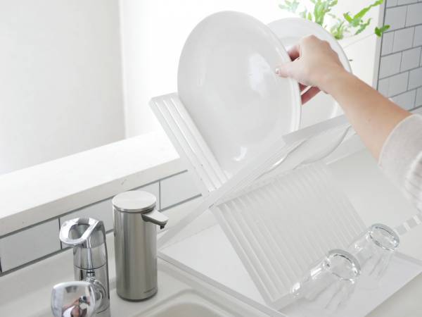 クロスデザインがスタイリッシュでユニークな多機能ディッシュラック[PR]