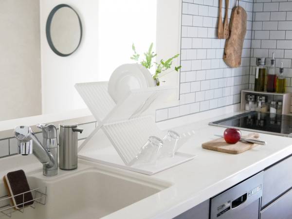 クロスデザインがスタイリッシュでユニークな多機能ディッシュラック[PR]