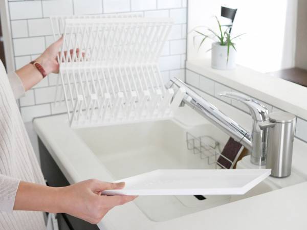 クロスデザインがスタイリッシュでユニークな多機能ディッシュラック[PR]