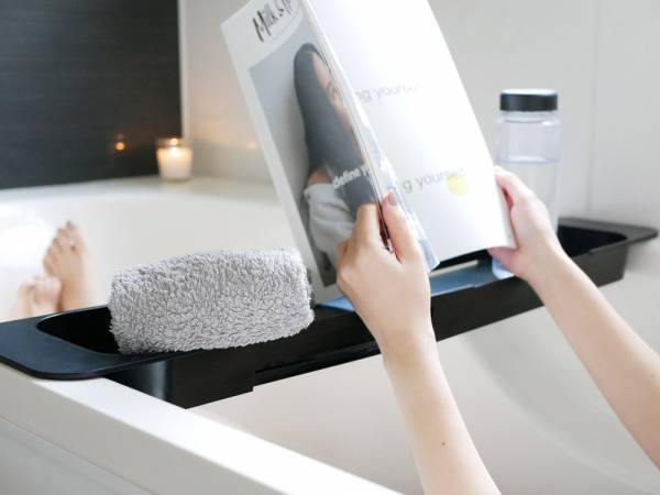 伸縮式のバスタブトレーで快適なバスタイムを[PR]