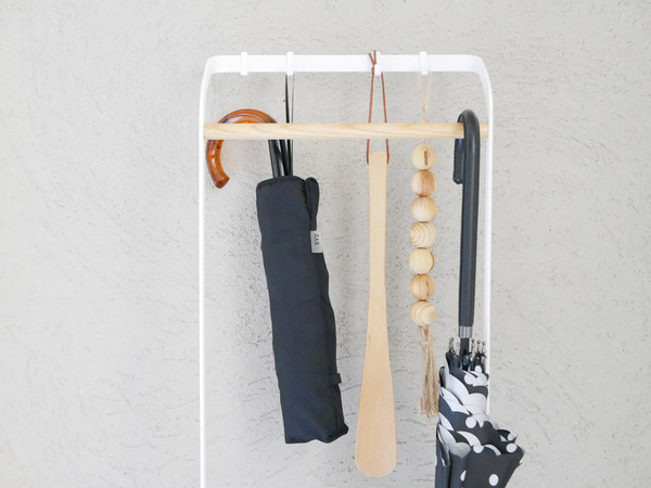 ひっかけ収納で使いやすい！スリムなアンブレラスタンド[PR]