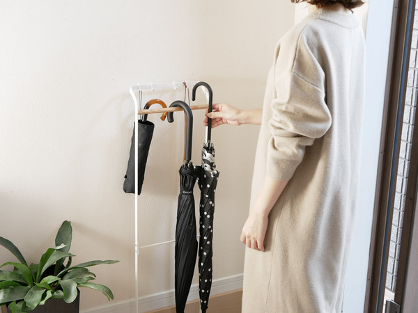 ひっかけ収納で使いやすい！スリムなアンブレラスタンド[PR]
